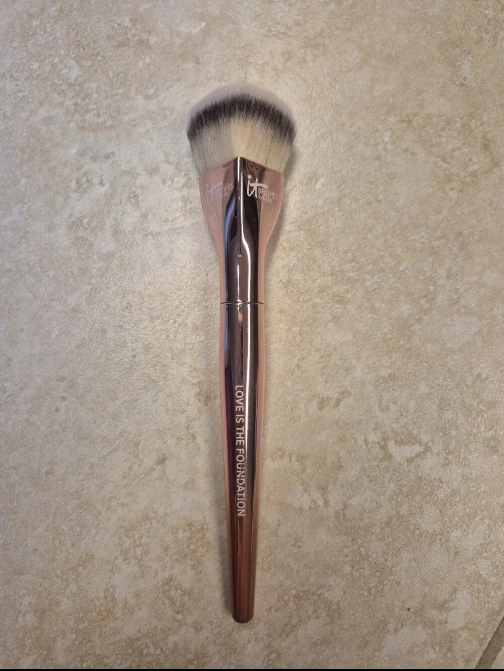 IT Cosmetics 2024 Ombre Rose Gold  Love Is The Foundation Brush